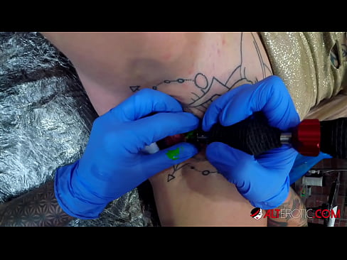 ❤️ Niezwykle wytatuowana laska Sully Savage zrobiła sobie tatuaż na łechtaczce ️ Quality sex at us ❌️❤